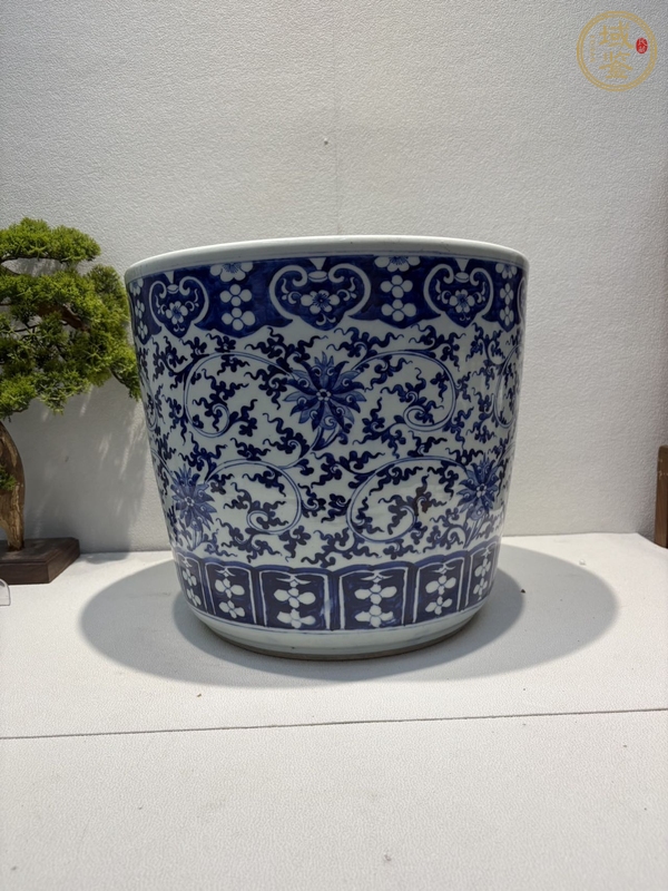古玩陶瓷青花纏枝花卉紋香爐真品鑒賞圖