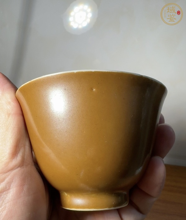 古玩陶瓷紫金釉青花魚藻紋茶碗真品鑒賞圖