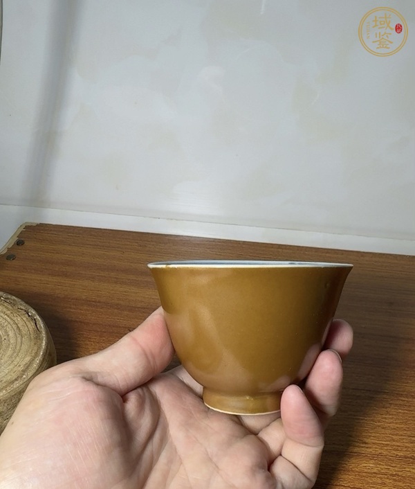 古玩陶瓷紫金釉青花魚藻紋茶碗真品鑒賞圖