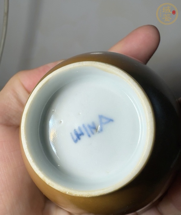 古玩陶瓷紫金釉青花魚藻紋茶碗真品鑒賞圖