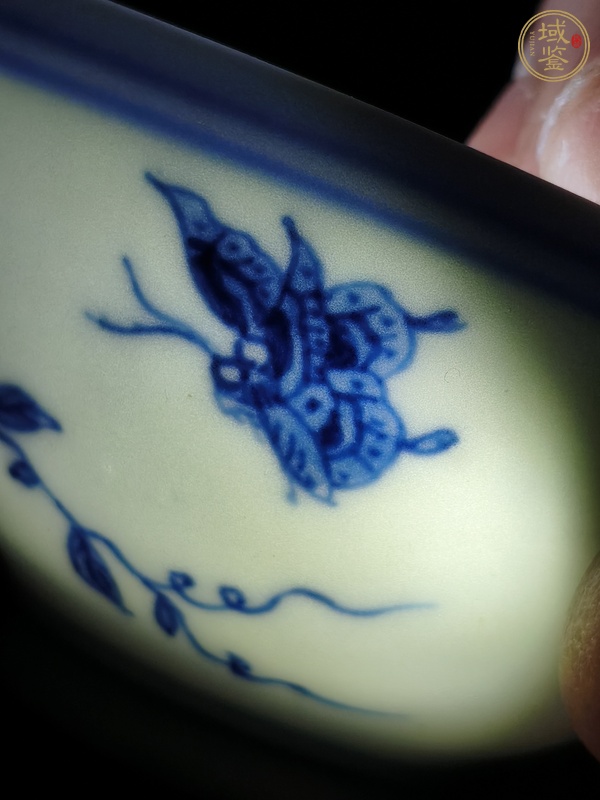 古玩陶瓷青花蝴蝶紋杯真品鑒賞圖