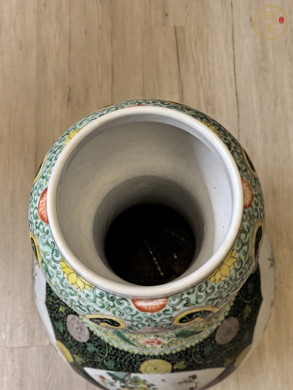 古玩陶瓷墨地五彩開窗錦雞花卉紋蒜頭瓶。真品鑒賞圖