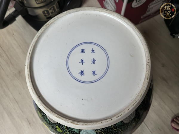 古玩陶瓷墨地五彩開窗錦雞花卉紋蒜頭瓶。真品鑒賞圖