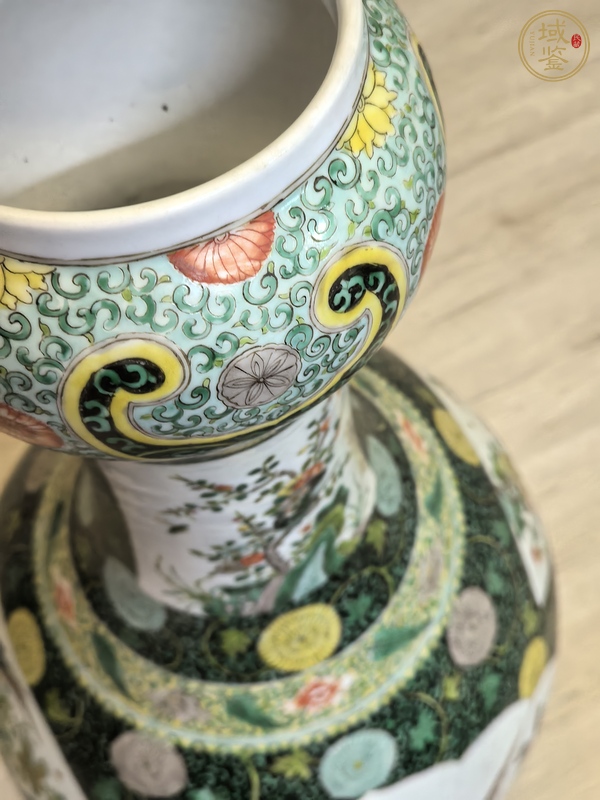 古玩陶瓷墨地五彩開窗錦雞花卉紋蒜頭瓶。真品鑒賞圖