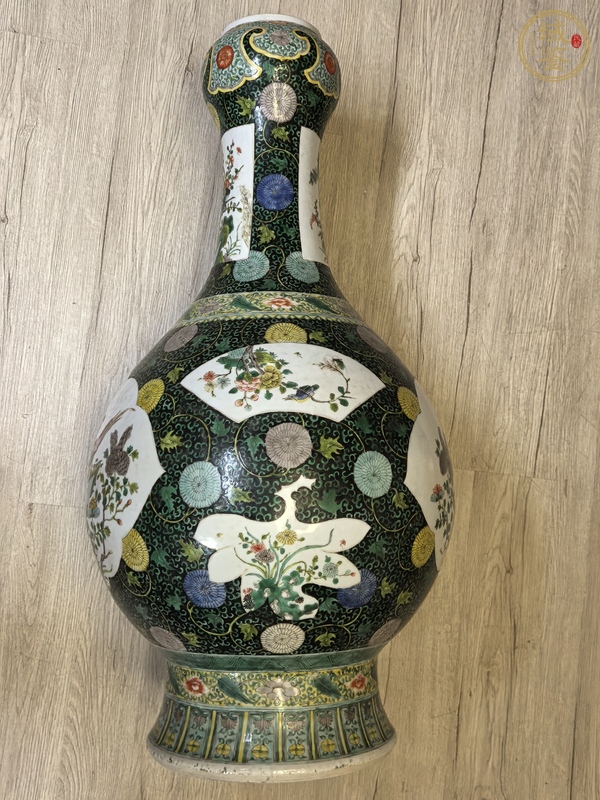 古玩陶瓷墨地五彩開窗錦雞花卉紋蒜頭瓶。真品鑒賞圖