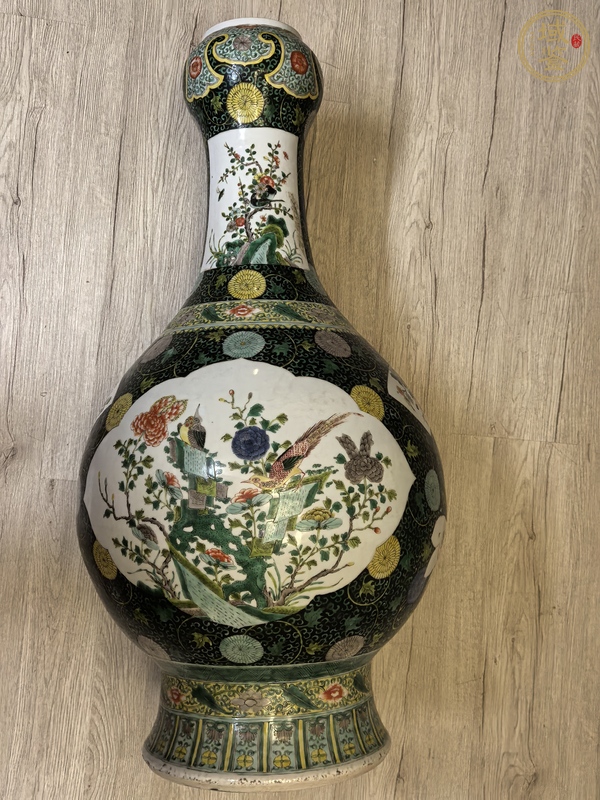 古玩陶瓷墨地五彩開窗錦雞花卉紋蒜頭瓶。真品鑒賞圖