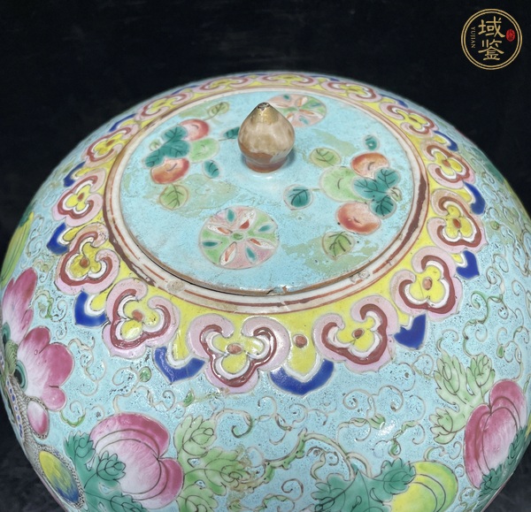 古玩陶瓷粉彩花果蝴蝶紋蓋罐真品鑒賞圖