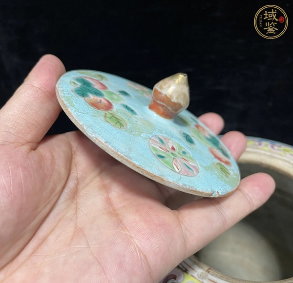 古玩陶瓷粉彩花果蝴蝶紋蓋罐真品鑒賞圖
