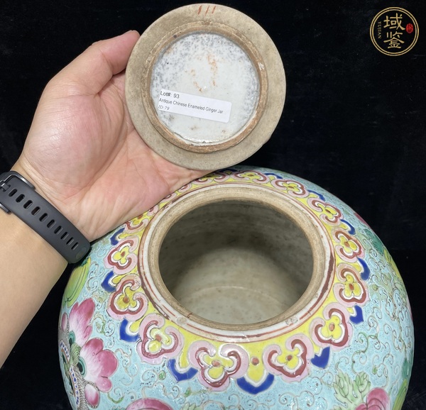 古玩陶瓷粉彩花果蝴蝶紋蓋罐真品鑒賞圖