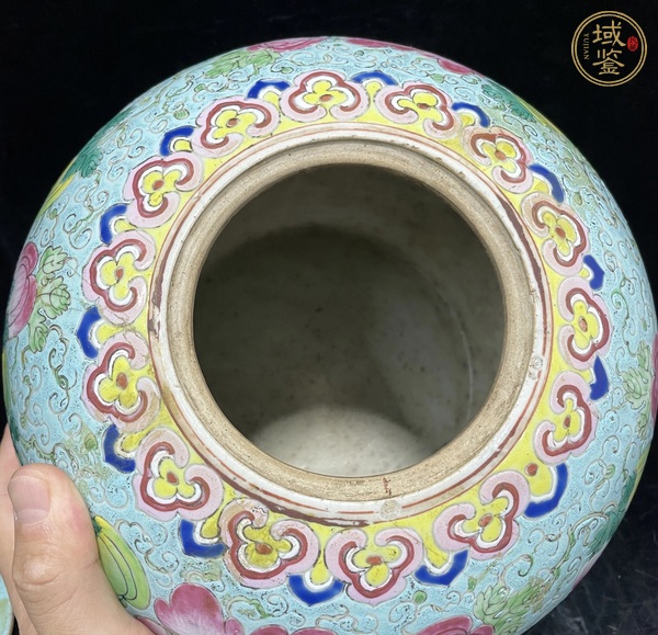 古玩陶瓷粉彩花果蝴蝶紋蓋罐真品鑒賞圖