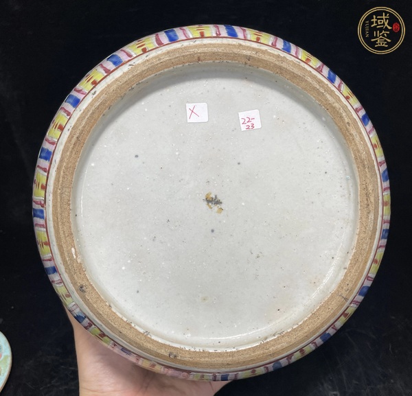 古玩陶瓷粉彩花果蝴蝶紋蓋罐真品鑒賞圖