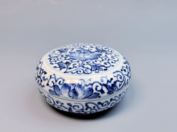 古玩陶瓷清康熙·青花線描纏枝蓮紋蓋盒拍賣，當前價格1747元