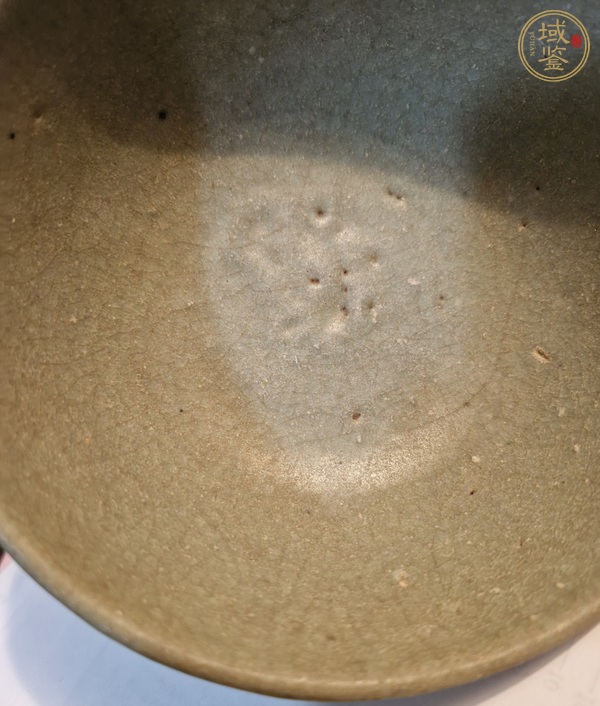 古玩陶瓷龍泉青瓷刻仰蓮紋碗真品鑒賞圖