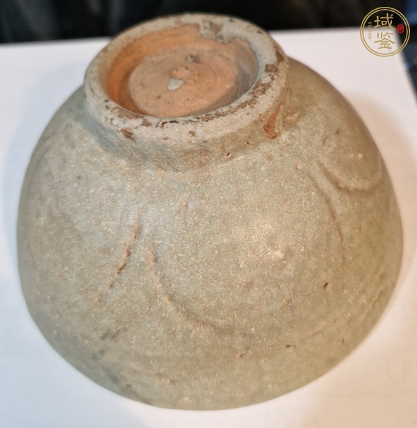 古玩陶瓷龍泉青瓷刻仰蓮紋碗真品鑒賞圖