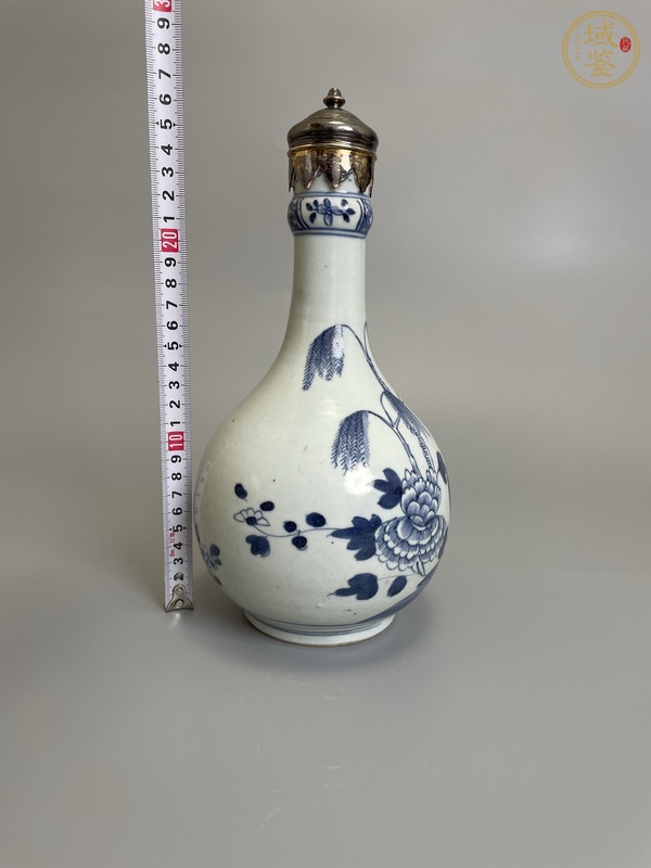 古玩陶瓷清雍乾 青花洞石牡丹紋蒜頭瓶真品鑒賞圖