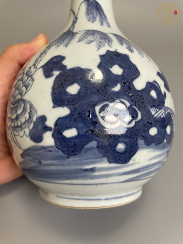 古玩陶瓷清雍乾 青花洞石牡丹紋蒜頭瓶真品鑒賞圖