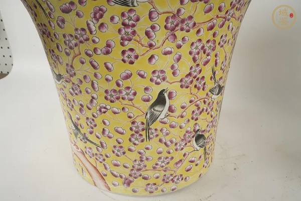 古玩陶瓷黃地粉彩花鳥紋花盆一對真品鑒賞圖