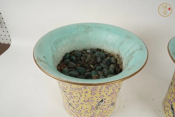 古玩陶瓷黃地粉彩花鳥紋花盆一對真品鑒賞圖