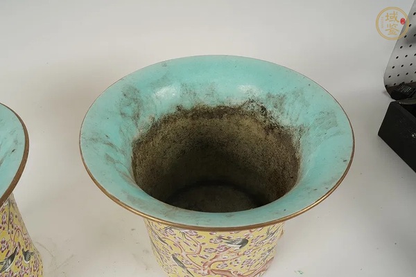 古玩陶瓷黃地粉彩花鳥紋花盆一對真品鑒賞圖