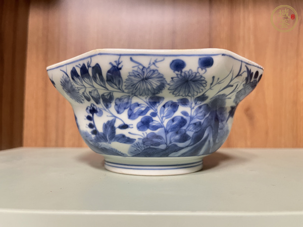 古玩陶瓷花卉紋青花碗真品鑒賞圖