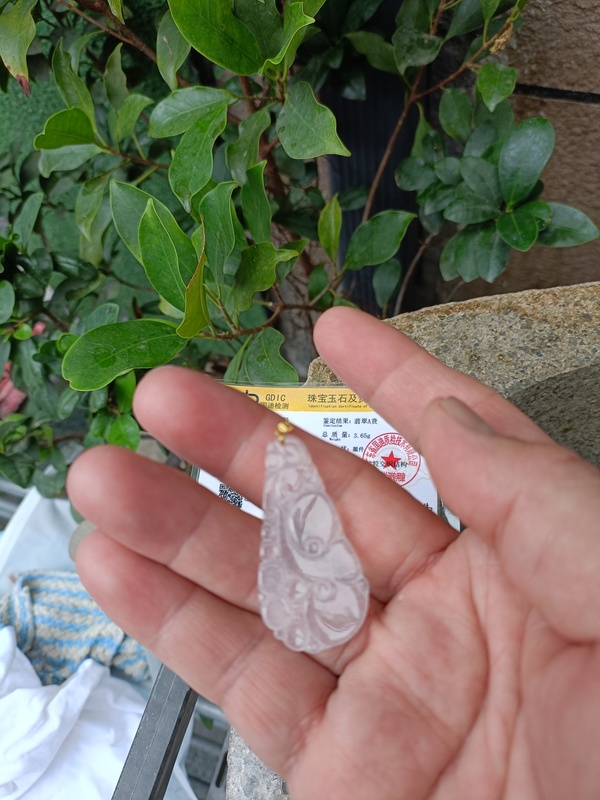 古玩玉器珍稀精品翡翠如意掛件配證書(shū)（高冰種）如意 18k金扣頭 總重3.647g拍賣(mài)，當(dāng)前價(jià)格2980元