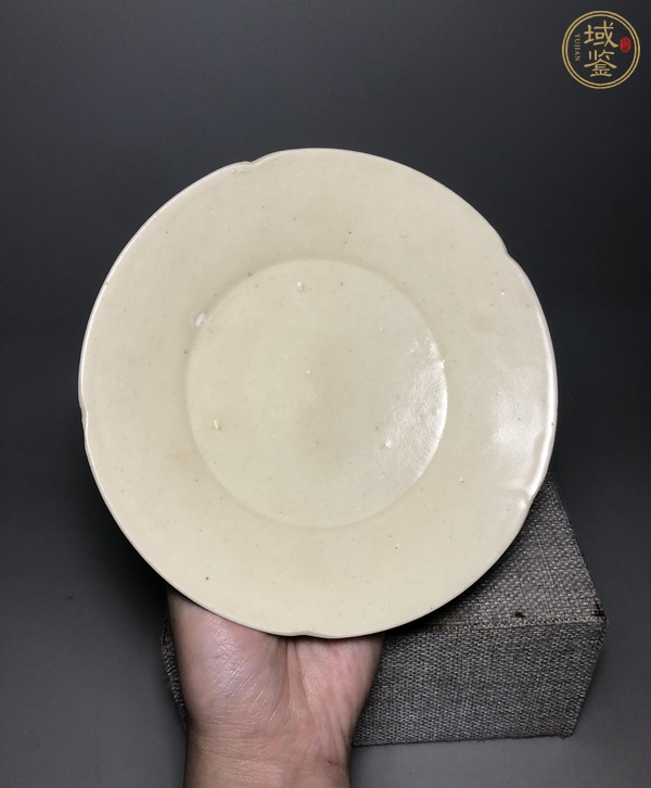古玩陶瓷定窯葵口盤真品鑒賞圖