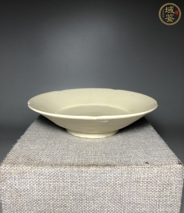 古玩陶瓷定窯葵口盤真品鑒賞圖