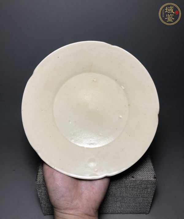 古玩陶瓷定窯葵口盤真品鑒賞圖