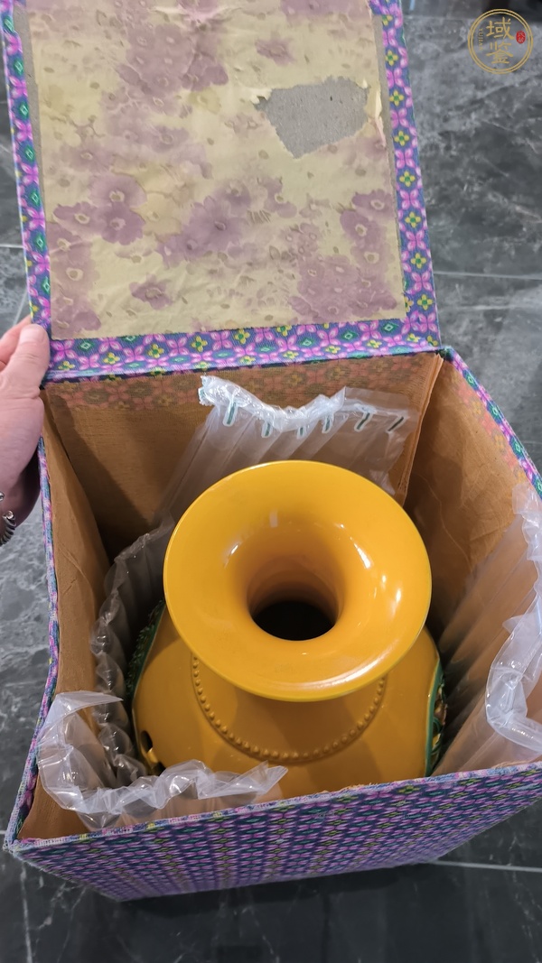 古玩陶瓷黃地五彩鏤空撇口瓶真品鑒賞圖