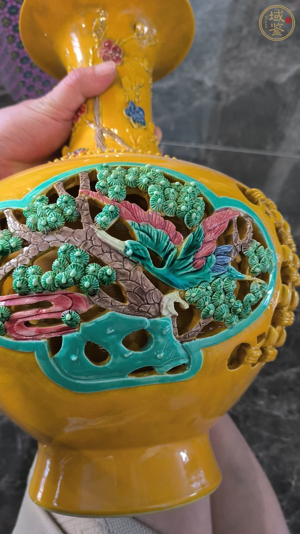 古玩陶瓷黃地五彩鏤空撇口瓶真品鑒賞圖