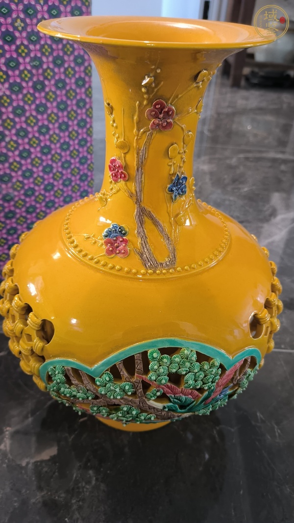 古玩陶瓷黃地五彩鏤空撇口瓶真品鑒賞圖