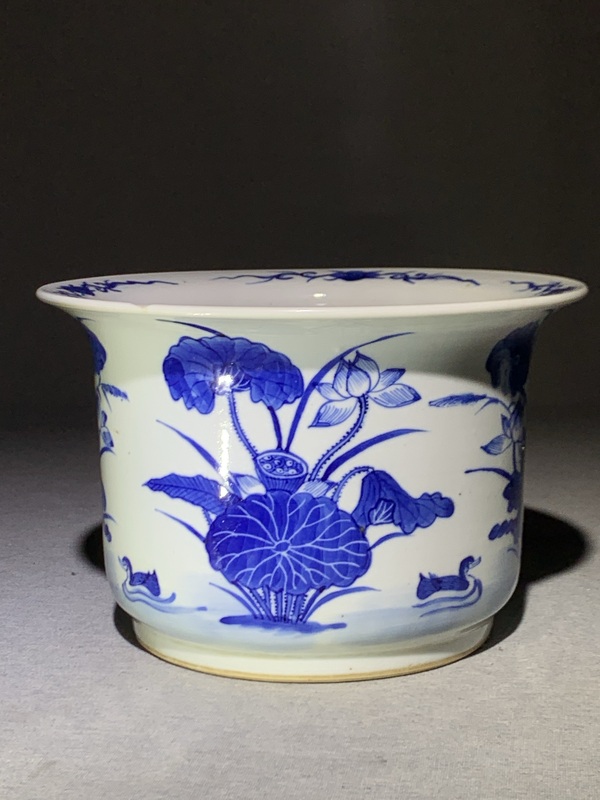 古玩轉賣清代晚期青花蓮池鴛鴦紋花盆全品范疇。拍賣，當前價格1999元