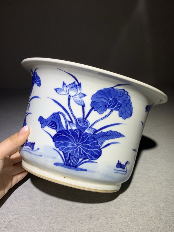 古玩陶瓷清代晚期青花蓮池鴛鴦紋花盆全品范疇。拍賣，當前價格6600元
