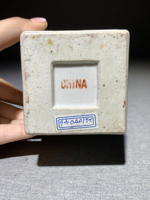 古玩陶瓷民國細路粉彩四季花卉紋天圓地方瓶幾乎全品拍賣,當前價格3800元