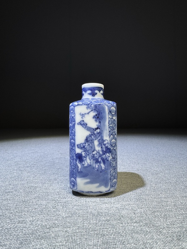 古玩轉(zhuǎn)賣清代晚期青花嬰戲紋四方鼻煙壺全品罕見拍賣,當(dāng)前價(jià)格0元