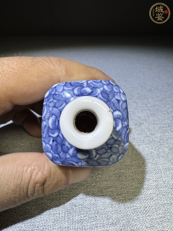 古玩陶瓷嬰戲紋青花鼻煙壺真品鑒賞圖