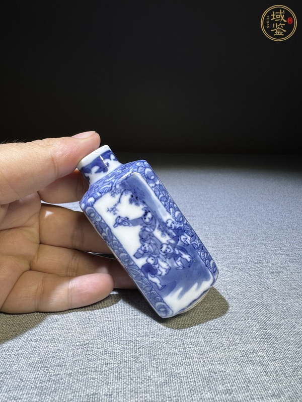 古玩陶瓷嬰戲紋青花鼻煙壺真品鑒賞圖