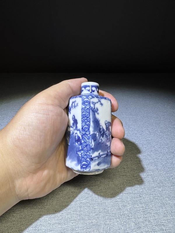 古玩陶瓷清代晚期青花嬰戲紋四方鼻煙壺全品罕見拍賣，當前價格9980元