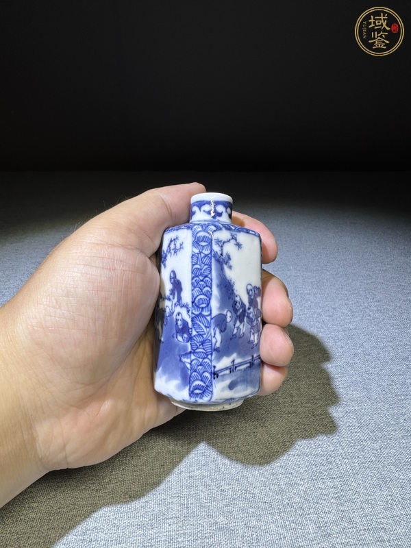 古玩陶瓷嬰戲紋青花鼻煙壺真品鑒賞圖