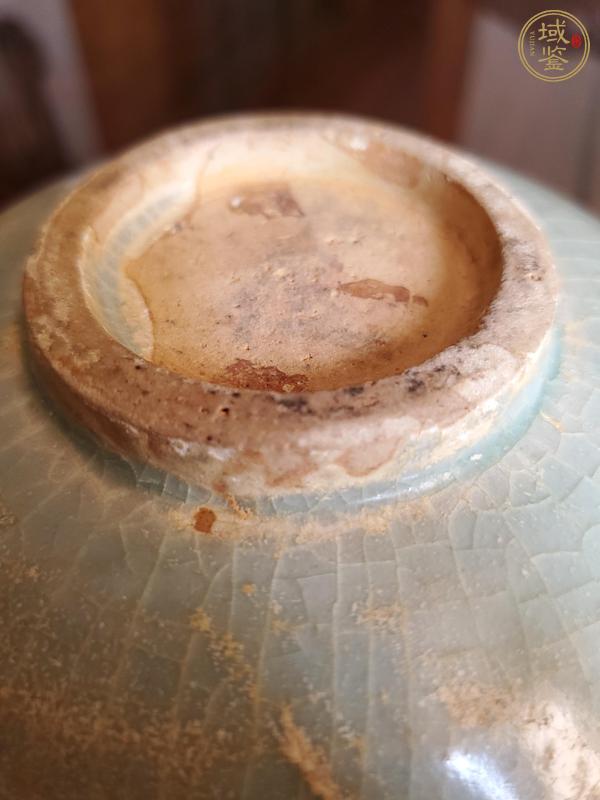 古玩陶瓷龍泉青瓷花卉紋碗真品鑒賞圖