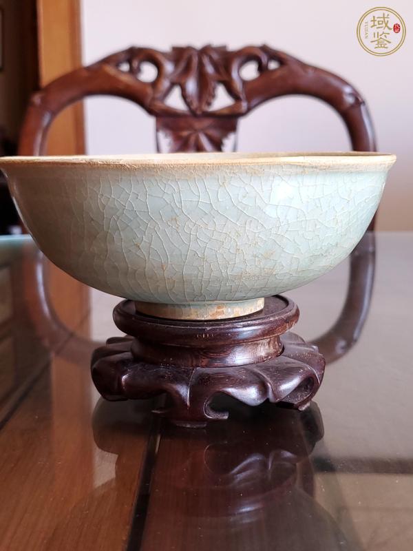 古玩陶瓷龍泉青瓷花卉紋碗真品鑒賞圖