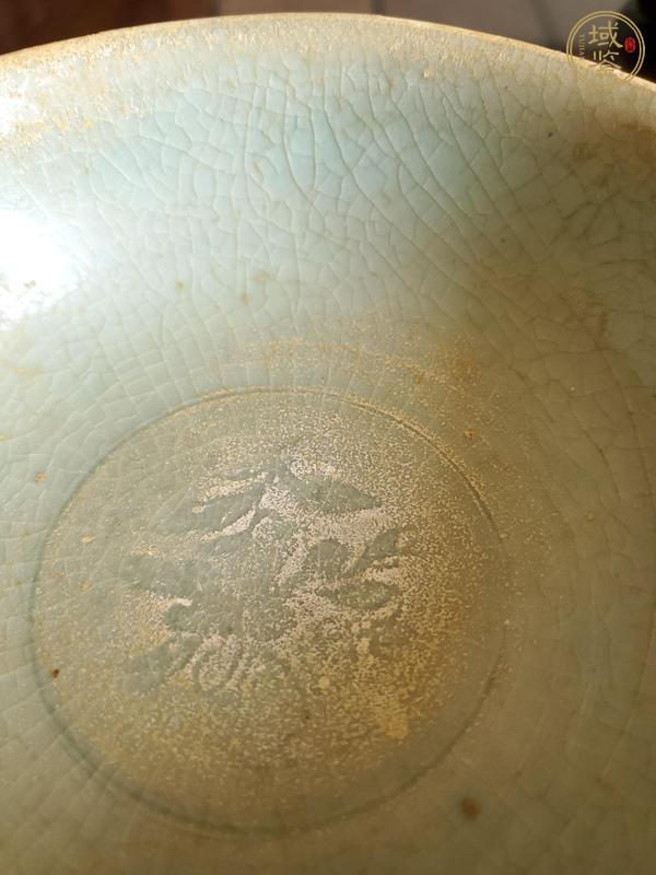 古玩陶瓷龍泉青瓷花卉紋碗真品鑒賞圖