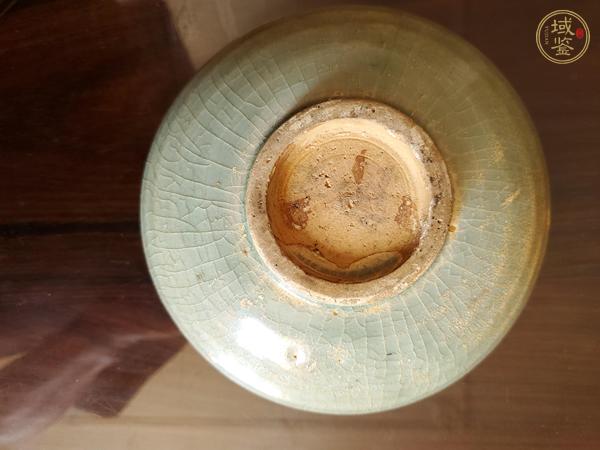 古玩陶瓷龍泉青瓷花卉紋碗真品鑒賞圖
