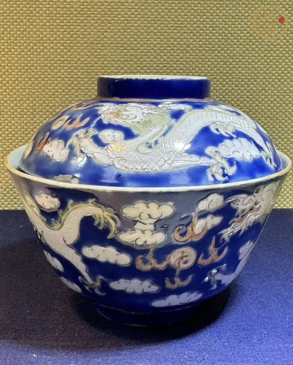 古玩藍地粉彩龍紋蓋杯真品鑒賞圖