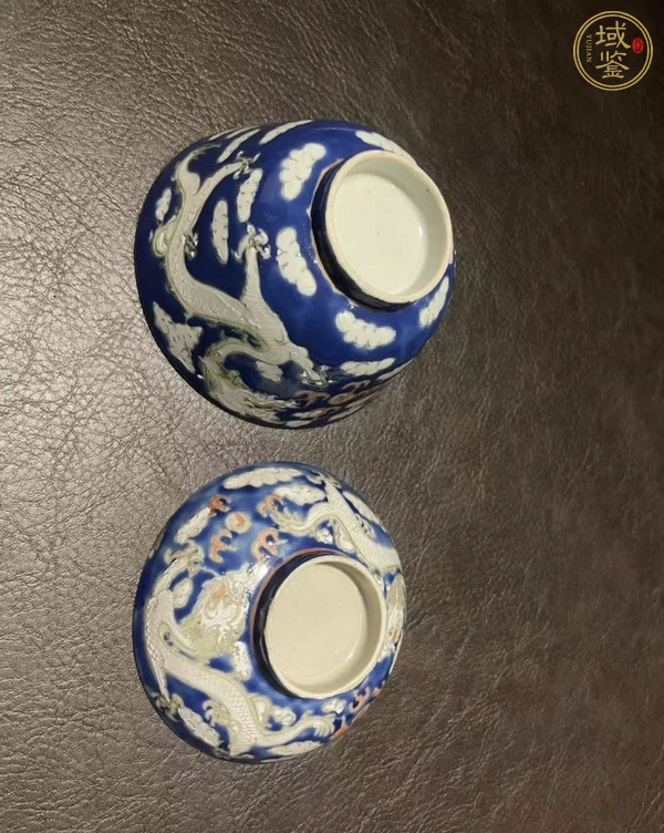 古玩陶瓷藍地粉彩龍紋蓋杯真品鑒賞圖