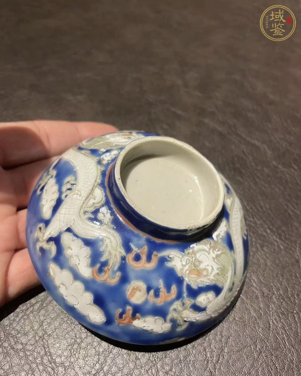 古玩陶瓷藍地粉彩龍紋蓋杯真品鑒賞圖