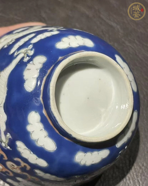 古玩陶瓷藍地粉彩龍紋蓋杯真品鑒賞圖