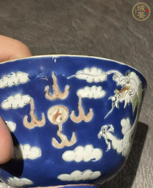 古玩陶瓷藍地粉彩龍紋蓋杯真品鑒賞圖