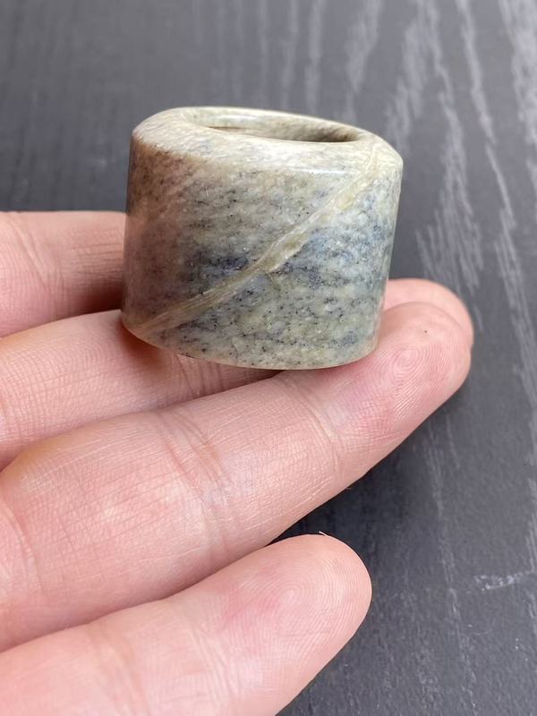 古玩轉(zhuǎn)賣清代和田玉雕“素紋扳指”拍賣，當(dāng)前價(jià)格90元