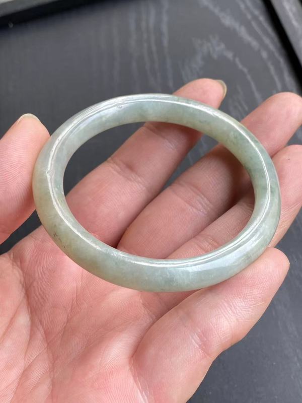 古玩玉器清代淺黃翡飄藍花天然翡翠手鐲拍賣，當前價格13000元